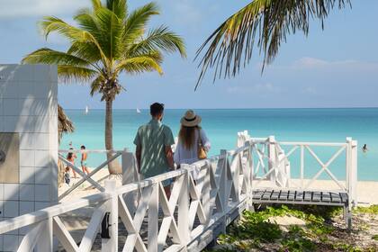 El mar toma distintos colores, según la hora del día.