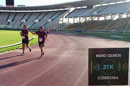 El maratón atravesó el estadio Mario Alberto Kempes a la altura de los 21k.