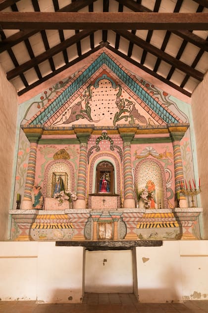 El maravillos altar de Nuestra Señora del Rosario.