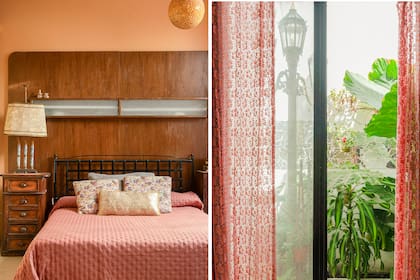 El marco del dormitorio lo dan las cortinas en encaje de tul bordado, un viaje décadas atrás que dialoga con el cubrecama rosa viejo y los almohadones típicos de los setentas. En el patio, un farol de fundición que trajo de su patio en Vicente López.