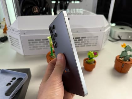 El marco del Galaxy S25 Ultra está hecho de titanio