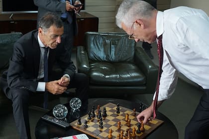 Gustavo Garzón interpreta a un poderoso empresario cuyo hijo (Lorenzo Ferro) va preso por su responsabilidad en un accidente automovilístico