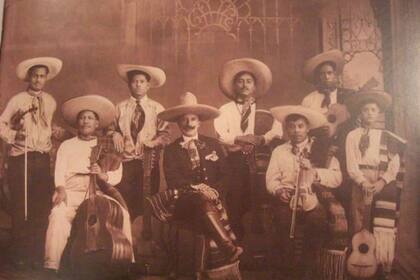 El mariachi se originó en Jalisco alrededor del siglo XVII donde ganó terreno en la región como la banda sonora de fiestas, bodas y reuniones