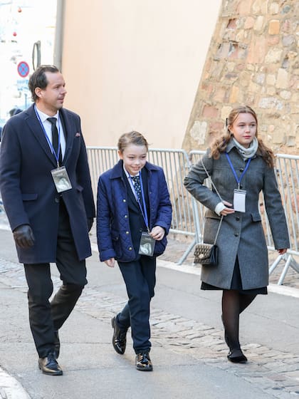 El marido de Théa Charrier y sus hijos, los bisnietos de Brigitte Bardot, también formaron parte del cortejo fúnebre. (Photo by Arnold Jerocki/Getty Images)