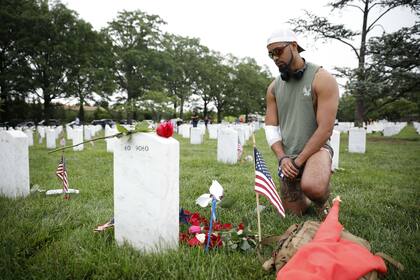 El marine veterano Richard Laureano homenajeó ayer a compañeros de armas caídos