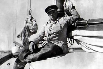 El marino Vito Dumas a bordo de su velero, Lehg II.