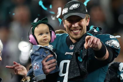 El mariscal de campo de los Philadelphia Eagles Nick Foles celebra con su hija Lily después de derrotar a los New England Patriots en el Super Bowl