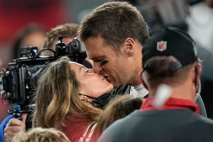 El mariscal de campo de los Tampa Bay Buccaneers, Tom Brady, besa a su esposa Gisele Bundchen después de derrotar a los Kansas City Chiefs en el juego de fútbol americano del Super Bowl 55 de la NFL el domingo 7 de febrero de 2021 en Tampa, Florida.