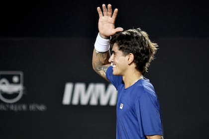 El marplatense Comesaña celebrando la victoria ante Zverev como el "Tiburón", su apodo