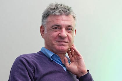 El marsellés Olivier Bellamy, periodista, conductor de radio y escritor, es el autor de esta biografía que retrata a una mujer "tan apasionada y compleja como la música que interpreta"; escribió, además, varios libros sobre música clásica, por ejemplo, sobre Schubert, Chopin