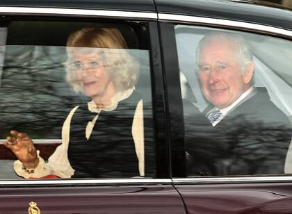El martes 6, el Rey y la Reina salieron de Clarence House rumbo al Palacio de Buckingham, a corta distancia, a bordo de un auto oficial.