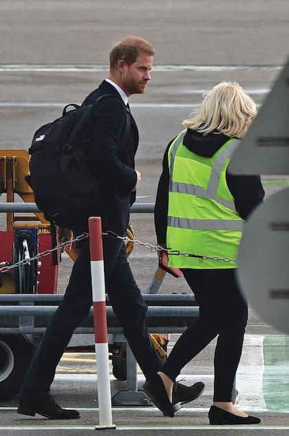 El martes a la mañana Harry llegó a Londres para visitar a su padre. Tuvieron un encuentro de cuarenta y cinco minutos y no se sabe hasta cuándo se quedará. Su mujer, Meghan Markle y sus hijos, Archie y Lilibet, quedaron en su casa de California.