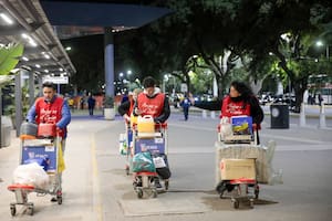 Quiénes son los voluntarios que por la noche les llevan comida a las personas que ahora duermen afuera de la terminal