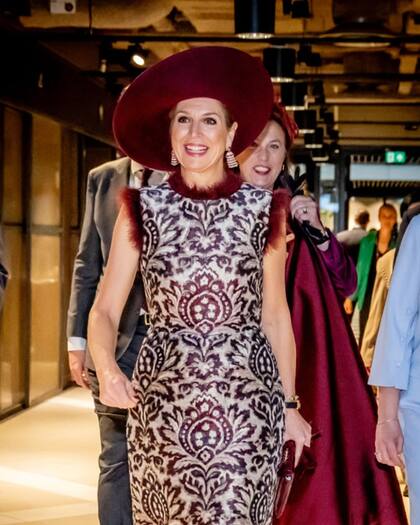 El martes la reina lució un vestido con estampa y plumas y una pamela bordó (Foto: Instagram @queenmaximaloveandnetherlands)