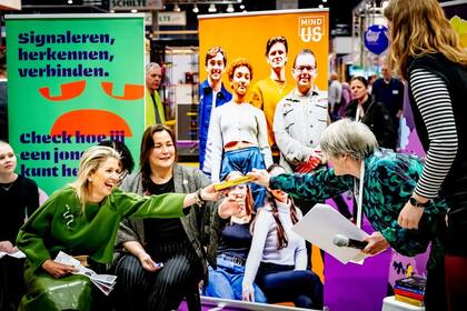 El martes la reina Máxima participó de la Exposición Nacional de Educación y se lució con un look total green y un prendedor en forma de serpiente (Foto: Instagram @koninklijkhuis)