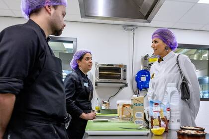 El martes, la reina Máxima visitó las instalaciones de SVO Vocational Training Food y participó de una lección de cocina (Foto: Instagram @koninklijkhuis)