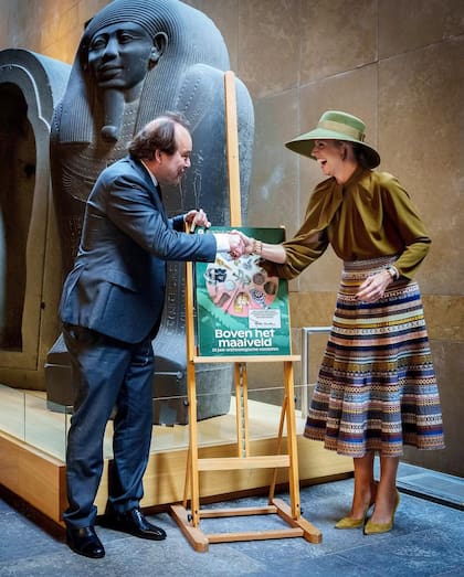 El martes la reina visitó la exposición Above Ground Level – 25 Years of Archaeological Finds en el Museo Nacional de Antigüedades de Leiden (Foto: Instagram @koninklijkhuis)