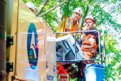 El martes Máxima Zorreguieta visitó las localidades de Amstelveen, Ouderkerk aan de Amstel y Hilversum en una actividad sobre la aplicación de la circularidad y usó un equipo de seguridad (Foto: Instagram @koninklijkhuis)