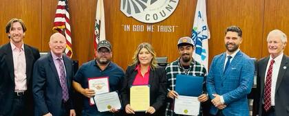 El martes pasado, la Junta de Supervisores del Condado de Madera reconoció a los dos trabajadores por su acto de valentía