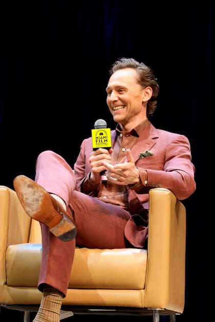 El martes pasado Tom Hiddleston recibió el Variety Virtuoso Award en el marco del Festival de cine de Miami. El actor británico luego mantuvo una charla en la que habló de los hitos de su carrera y respondió algunas consultas sobre su experiencia personal frente a cada uno de los desafíos que le tocó enfrentar