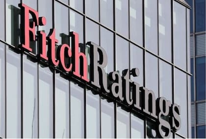El martes por la noche Fitch Ratings decidió aumentar la calificación crediticia del crédito soberano de ‘CCC+’ a ‘B-’, con una perspectiva estable.