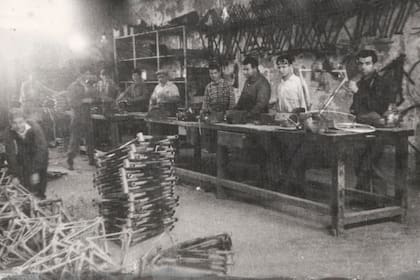 El más antiguo registro de la antigua fábrica de bicicletas Aurora, cerca de la estación Tropezón, en San Martín