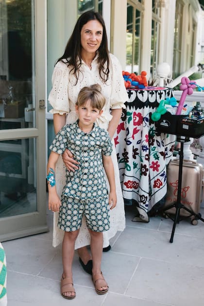 El más pequeño de
la familia con su mamá, Tatiana Santo Domingo.