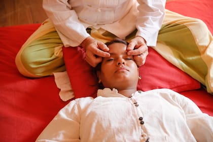 El masaje tailandés es una terapia corporal de sanación vinculada a la respiración, la meditación y el movimiento