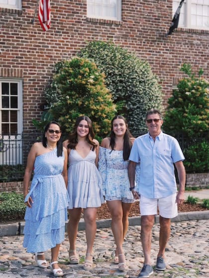 El Matador, junto a Julia y sus dos hijas menores