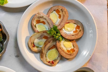 El matambre del bodegón Mondongo y Coliflor, basado en las recetas de las abuelas, suma panceta ahumada