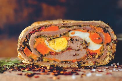 El matambre navideño es un clásico que lleva carne, verduras y huevo; es una opción que se come fría (Fuente: Archivo La Nacion)