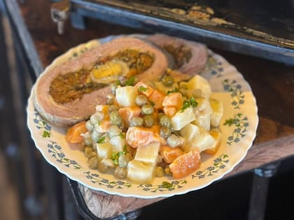 El matambre relleno se sirve frío y acompañado de ensalada rusa, dicen los expertos.