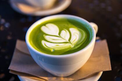 El matcha latte se prepara con hojas molidas de té verde