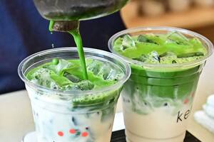 El matcha se añade a las bebidas que se ofrecen en Kettl Tea, en el barrio de Los Feliz, Los Ángeles, California