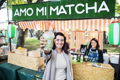 El matcha, té verde de hoja entera pulverizada, gana cada vez más adeptos que se fanatizan con su consumo