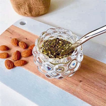 El mate de vidrio acompaña la sofisticación de algunas yerbas, compuestas con ingredientes que ameritan ser observados