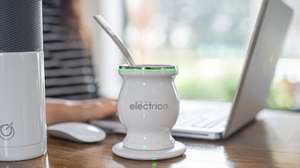 El mate eléctrico de eMate se apoya sobre una base USB que le da energía por inducción para mantener caliente el agua; la base también sirve para cargar el celular