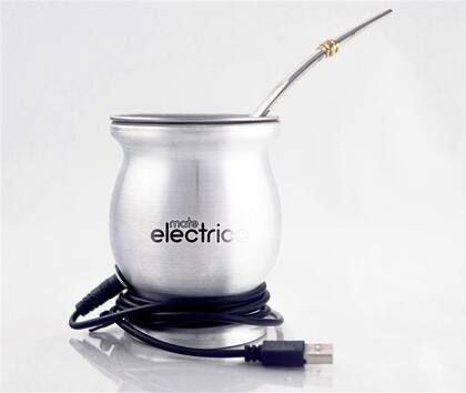 El mate eléctrico se conecta a una fuente de energía vía puerto USB y se mantiene caliente; hay modelos de hasta $2699