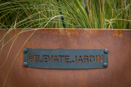 El material con el que están hechos se oxida superficialmente hasta formal la pátina herrumbe tan característica y buscada hoy por el diseño.