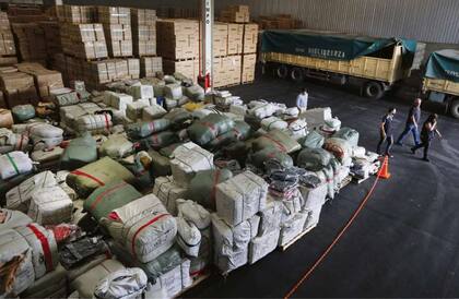 El material encontrado en 290 contenedores será entregado a organizaciones sociales