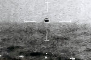 La Marina de EE.UU. grabó a un OVNI esférico sumergiéndose en el océano