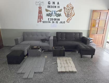 El material secuestrado por Gendarmera, distribuido sobre el suelo de la unidad, tras ser extrado de los sillones acondicionados para el transporte