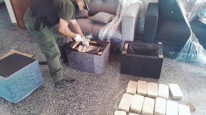 El material secuestrado por Gendarmera, distribuido sobre el suelo de la unidad, tras ser extrado de los sillones acondicionados para el transporte