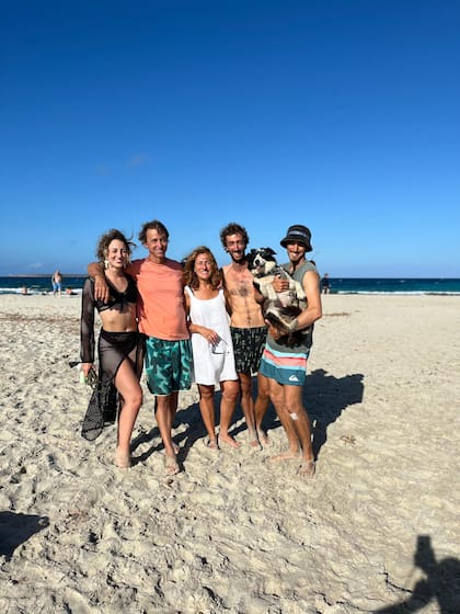 El matrimonio con los tres hijos, los cuales dos de ellos también fijarán residencia en España