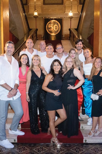 El matrimonio con su grupo de amigos, entre ellos, el ex jugador de basquet, Luis Scola y los ex futbolistas, Esteban "Cuchu" Cambiasso y Alejandro "Chori" Dominguez.