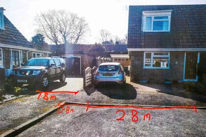 El matrimonio contó que cuando compraron su casa en 1987, les dijeron que compartían la entrada con su vecino (James Linsell Clark / SWNS)