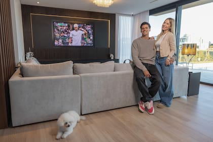 El matrimonio Coria posa en un rincón del living junto a
su caniche toy, Elsa.