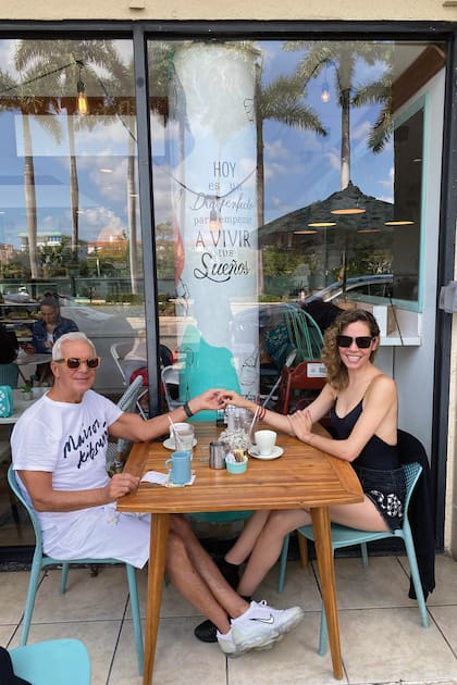 El matrimonio Costantini en un alto para un café por Bal Harbour.