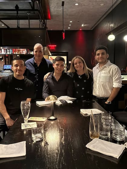 El matrimonio emigró primero y padeció algunos obstáculos en sus primeros meses