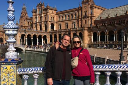 Marcelo, junto a su mujer, Sandy, en Plaza España, Sevilla. -@marcemazzina